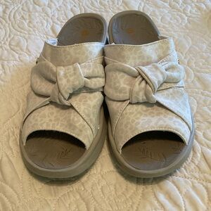 Women’s BZEES Beige Cloth Smile Wedge Sandals Size 10